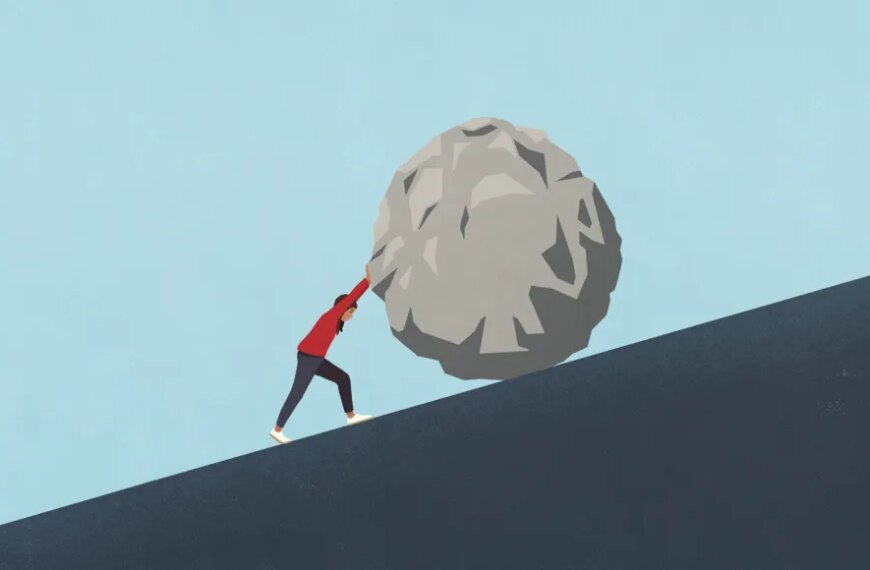 Человек в красной одежде толкает огромный камень в гору, усилие, борьба с трудностями.