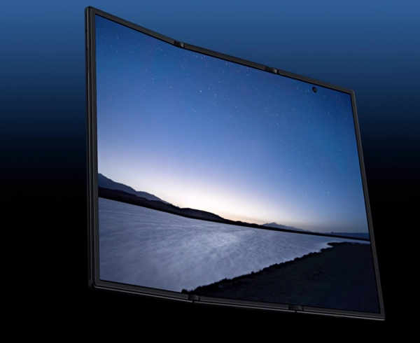 Изогнутый экран с изображением ночного неба над озером, темный фон.