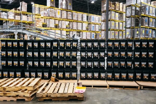 Изображение может содержать архитектурные элементы, здания, склады и интерьеры.