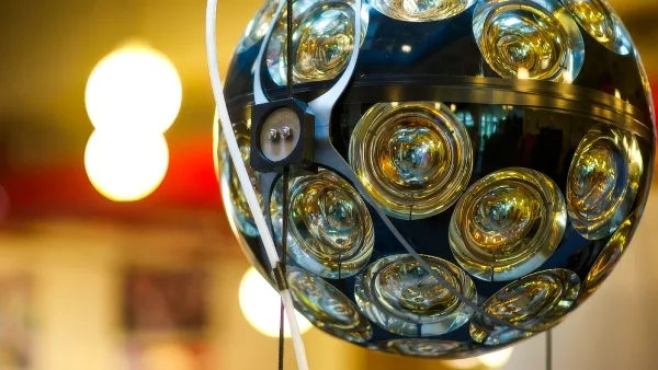 Современная стильная люстра с круглыми стеклянными элементами в интерьере.