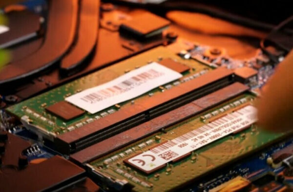 Память оперативная, установка модуля RAM в компьютер.