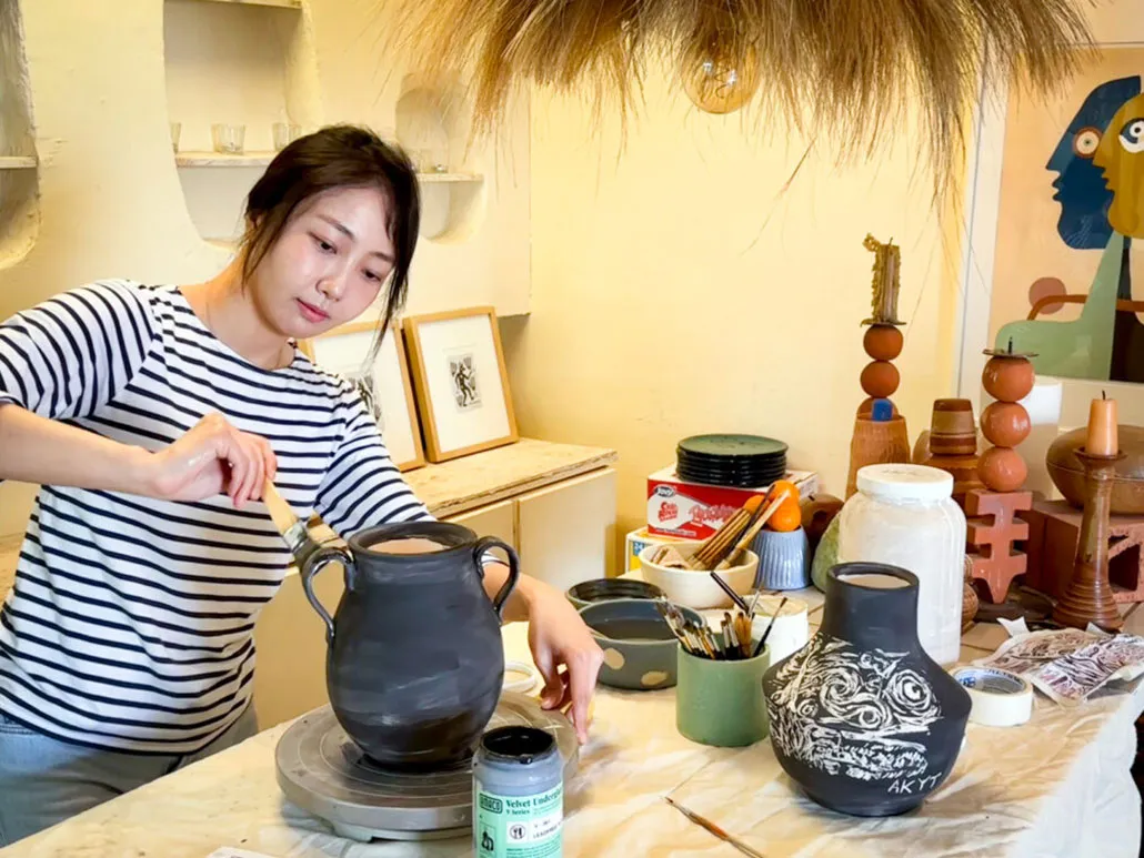 Нанесение по трафарету крошечных частиц золота придает им новые свойства 2 фотография Ахен Ким, молодой азиатки, рисующей по трафарету узор на горшке