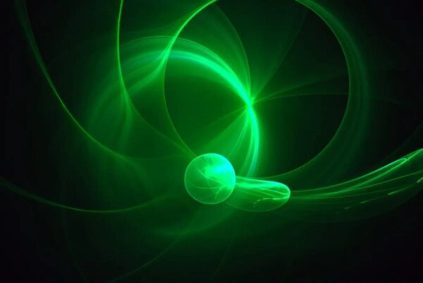 Абстрактный фон с зелёными светящимися линиями и шарами на тёмном фоне.