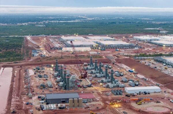 Строительство промышленных объектов на широком открытом участке земли с подъёмным краном.