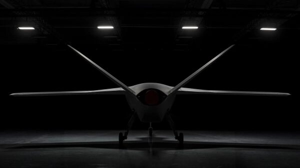 Стелс-беспилотник в ангаре, вид сзади, тёмное освещение.