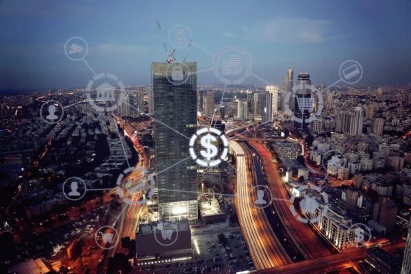 Городской пейзаж ночью с иконками финансов и коммуникаций на фоне зданий и дорог.