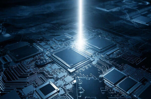 Новая эра кибервойн: Кто победит в битве с квантовыми машинами? 1 Компьютерная схема с лазером, технологии, процессор, микросхемы, инновации.