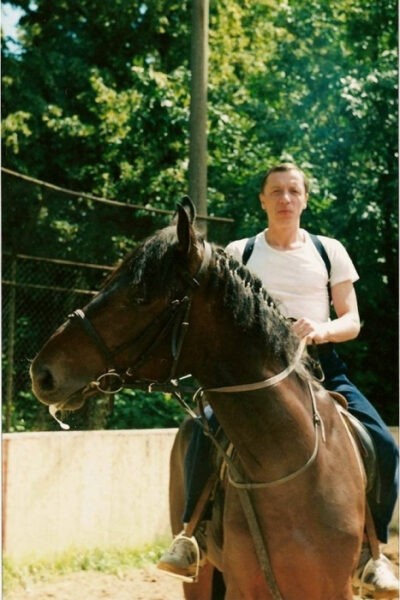 Прежде, чем говорить о ПЙ-образных типологиях, следует, очевидно, сказать немного о самой ПЙ 7 Человек верхом на лошаде на открытом воздухе, летний день, зелёный фон.