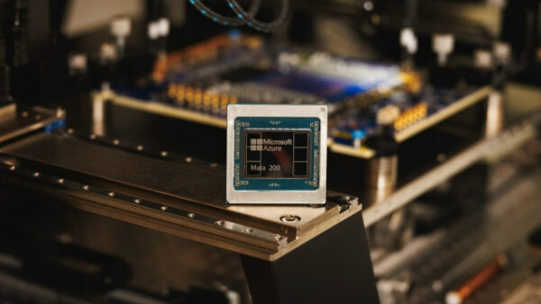 Чип Microsoft Azure Maja 200 на фоне компьютерного оборудования.