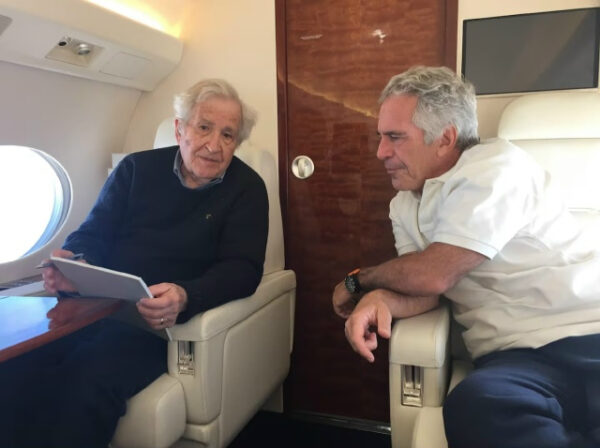 Два человека в салоне частного самолета обсуждают документы.