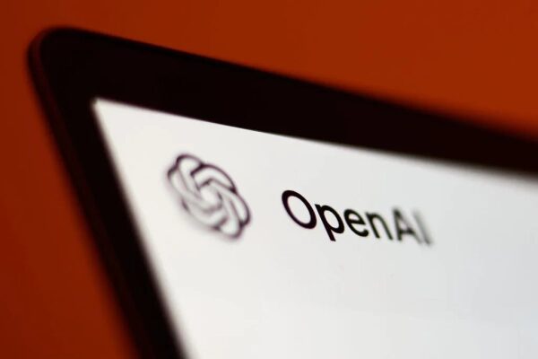 Экран с логотипом и текстом OpenAI на оранжевом фоне.