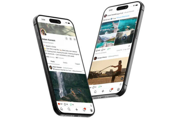 Два смартфона с открытыми социальными сетями и фотографиями природы.
