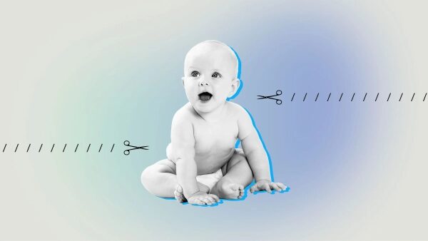 Младенец сидит, окруженный узором из ножниц, на голубом фоне, креативная концепция.