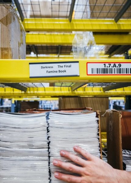 Изображение может содержать элементы архитектуры, здания, склада, младенца и человека.