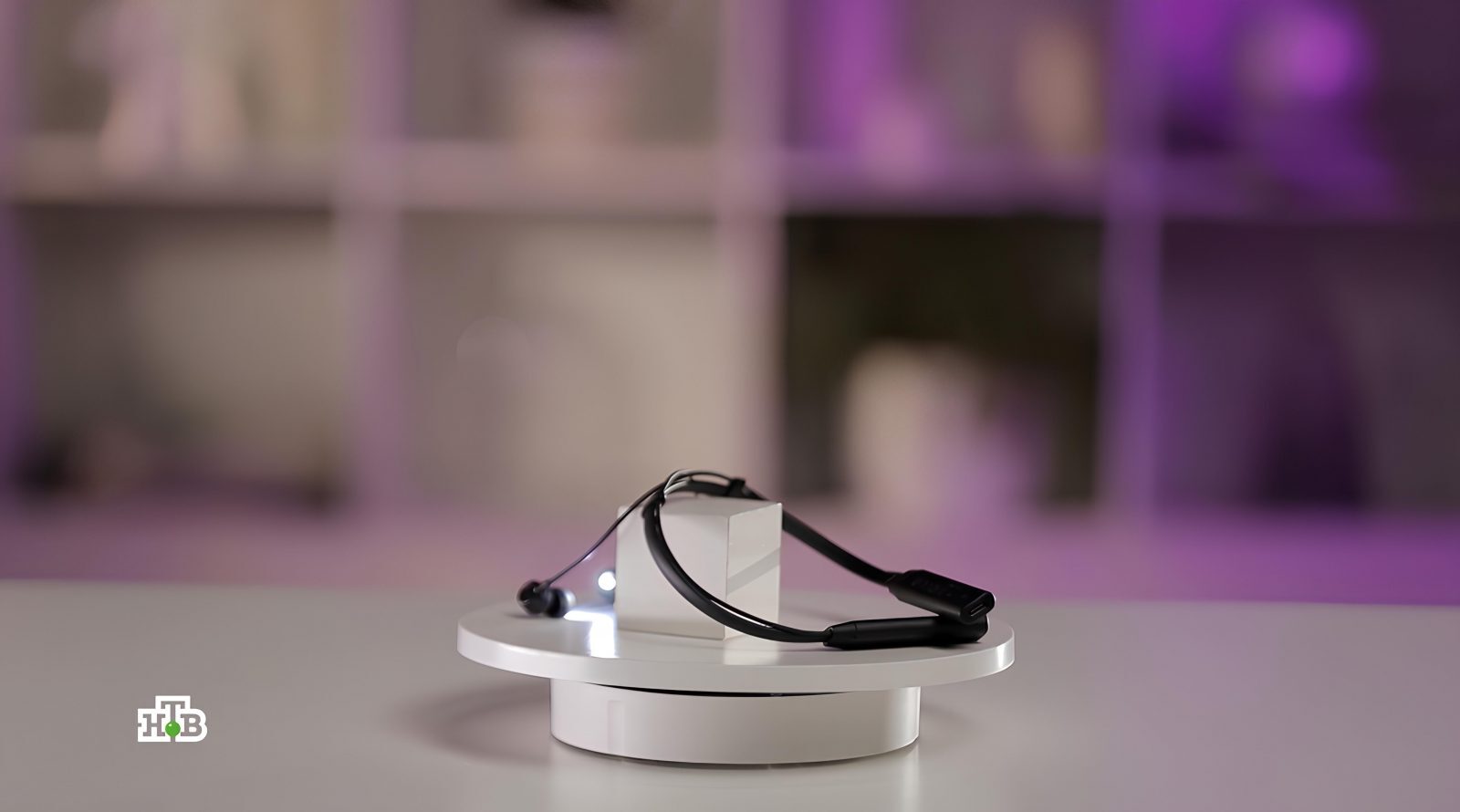 Наушники на подставке, фиолетовый фон, современный дизайн.