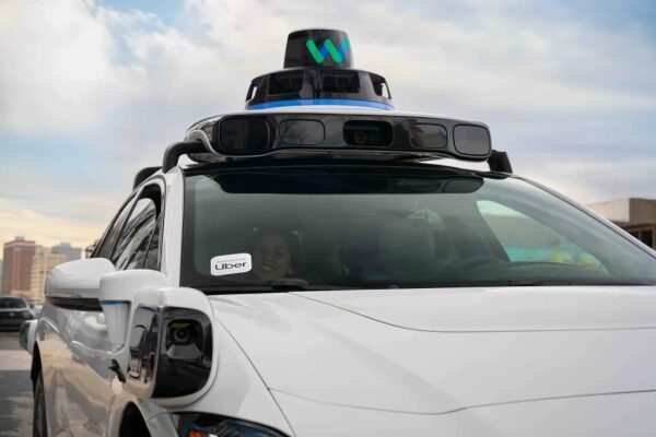 Автономный автомобиль Waymo и Uber на улице, передовые технологии беспилотного вождения.