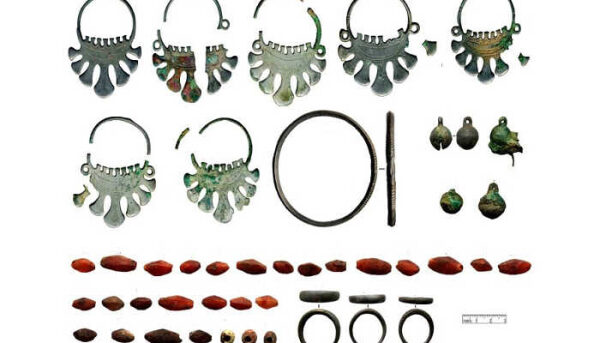 Древние украшения: серьги, браслеты, бусы, бронза и камни, артефакты археологии.