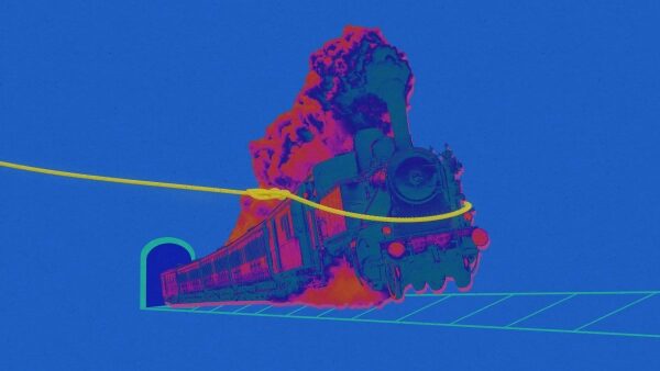 Яркий паровоз выезжает из туннеля на синем фоне.