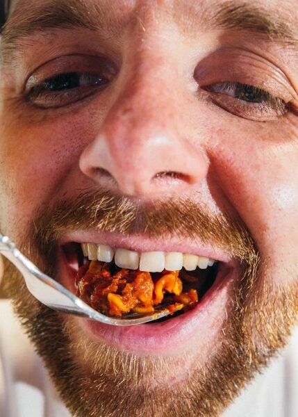 Изображение может содержать: голову человека, лицо взрослого, еду.