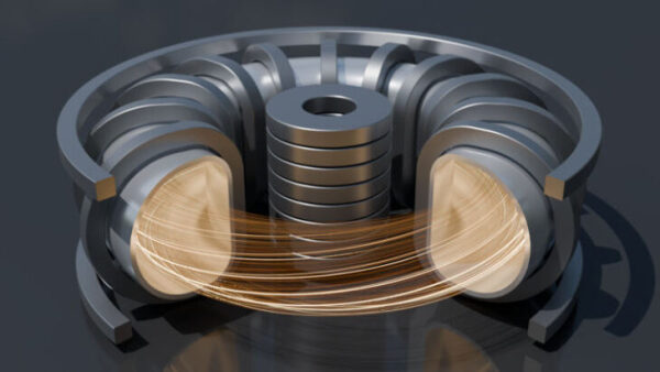 Металлический механизм с вращающимися деталями и медными проводами на тёмном фоне.