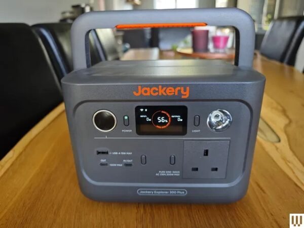 Jackery Explorer 300 Plus — это большое серое квадратное устройство в форме батареи с ручкой сверху, разъемами на передней панели и небольшим экраном.
