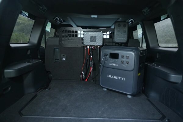 Теперь Bluetti заряжает портативные зарядные станции мощностью до 1200 Вт прямо в вашем автомобиле. 7 <em>Простая конструкция, все элементы которой закреплены на панели MOLLE.</em>