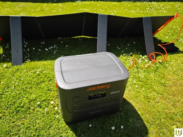 Изображение может содержать: траву, растение, газон, устройство, бытовой прибор, холодильник и электроприбор.