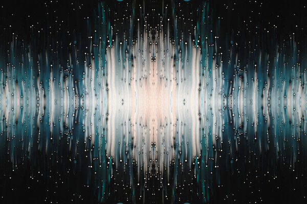 Абстракция: свет и тени на тёмном фоне, напоминает космическое пространство.