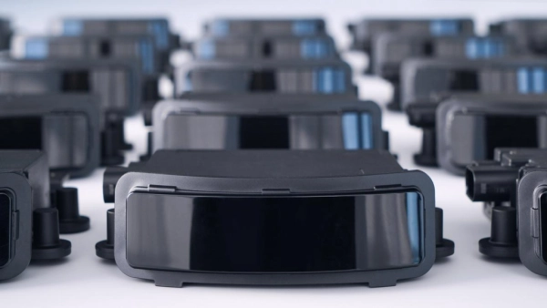 Ряд черных электронных устройств с блестящей поверхностью на белом фоне.