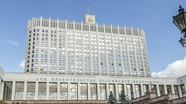 Дом правительства России, Москва, снаружи, днем, голубое небо, архитектура.