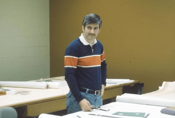 Джеймс Мойлан за чертёжной доской на заводе Ford в конце 1970-х. Источник: архив семьи