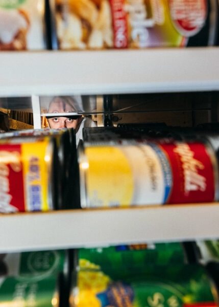 Изображение может содержать лицо, голову и жестяную банку с изображением человечка с полки.