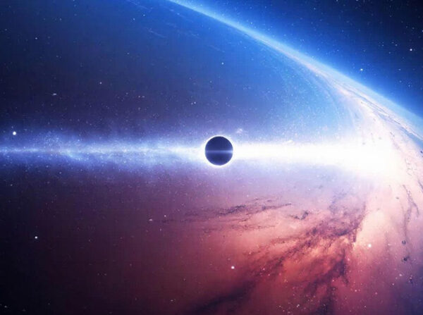 Чёрная дыра в космосе, свет и газовые облака вокруг планеты.