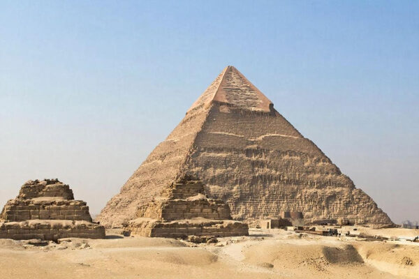 Древние египетские пирамиды на фоне пустынного неба в Гизе.