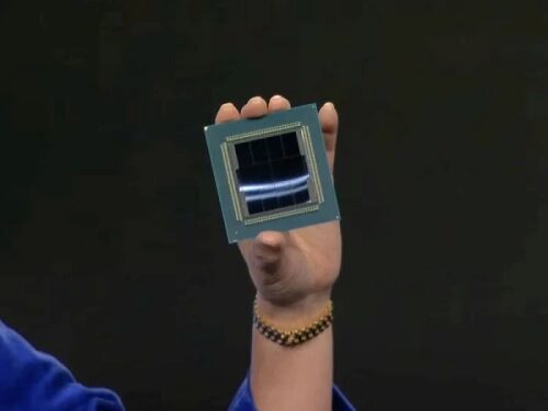 Человек держит процессор в руке. Технологии, компьютеры, электроника.