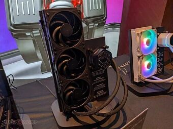 Система жидкостного охлаждения для компьютера с RGB-вентиляторами на выставке технологий.