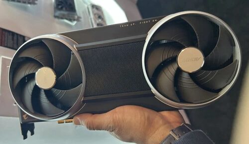 Видеокарта с двумя большими вентиляторами в руке человека.