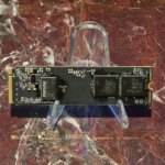 SSD накопитель на подставке, мраморный фон.