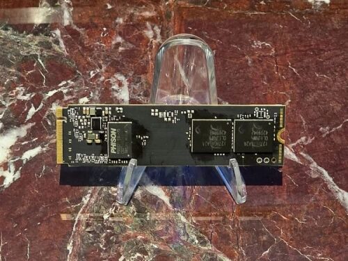 SSD накопитель на подставке, мраморный фон.