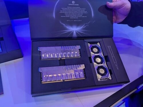 Комплект СВО для ПК в упаковке на выставке технологий.