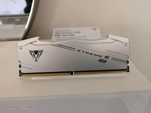 Модуль оперативной памяти Viper Xtreme 5 DDR5 с радиатором серебристого цвета на выставке.