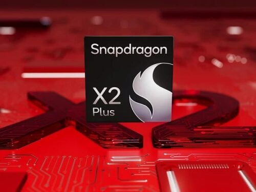 Чип Snapdragon X2 Plus на красном фоне, крупный план.