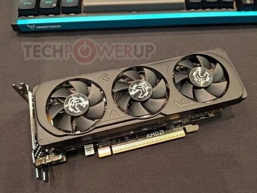 Видеокарта AMD с тремя вентиляторами на фоне клавиатуры.