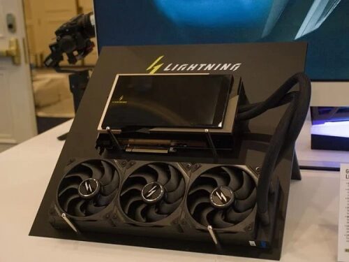 Видеокарта Lightning с тремя вентиляторами на выставке электроники.