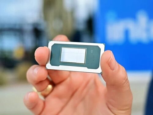 Чип Intel в руке, технология процессора.