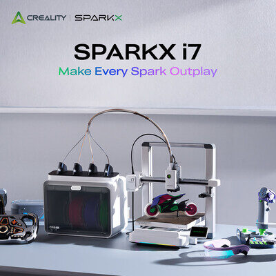 3D-принтер Creality SPARKX i7 на столе с аксессуарами, печать модели мотоцикла.