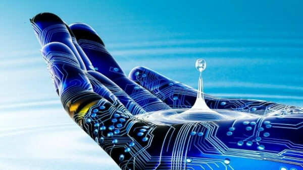 Кибернетическая рука удерживает каплю воды на фоне синих электронных цепей.