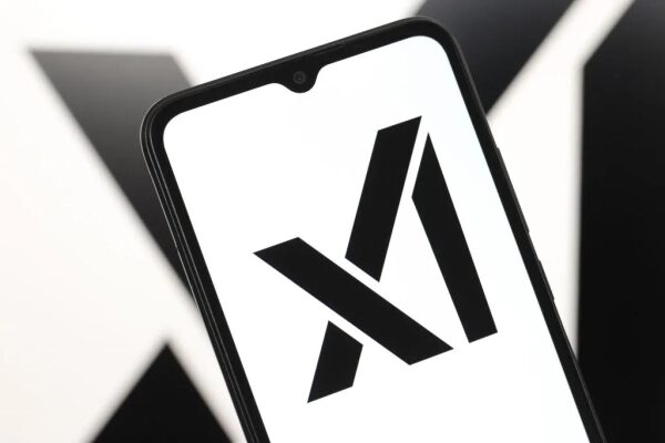 Логотип на экране смартфона с абстрактным чёрно-белым дизайном.