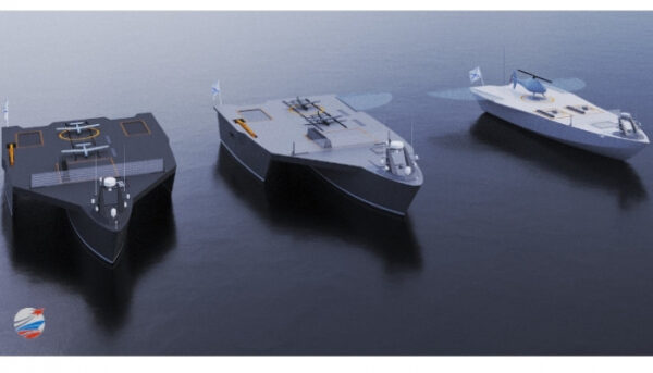 Три военных корабля на воде, вид сверху, с вертолётными площадками, флаги России.