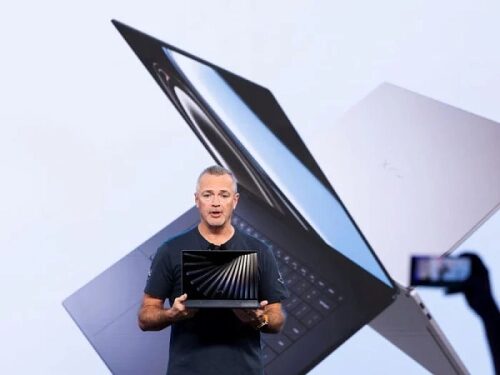 Презентация нового ноутбука с тонким дизайном на фоне экрана.